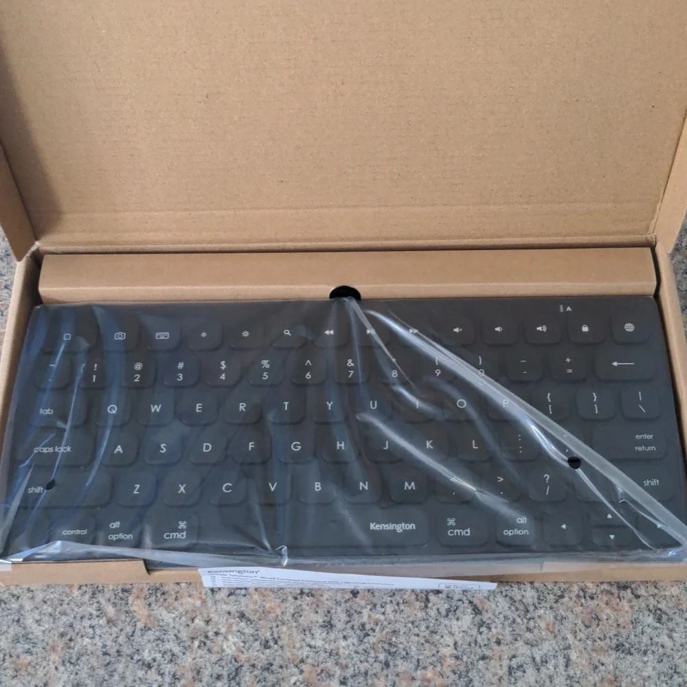 Kensington Simple Solutions Wired Compact iPad Keyboard Lightning Connec…